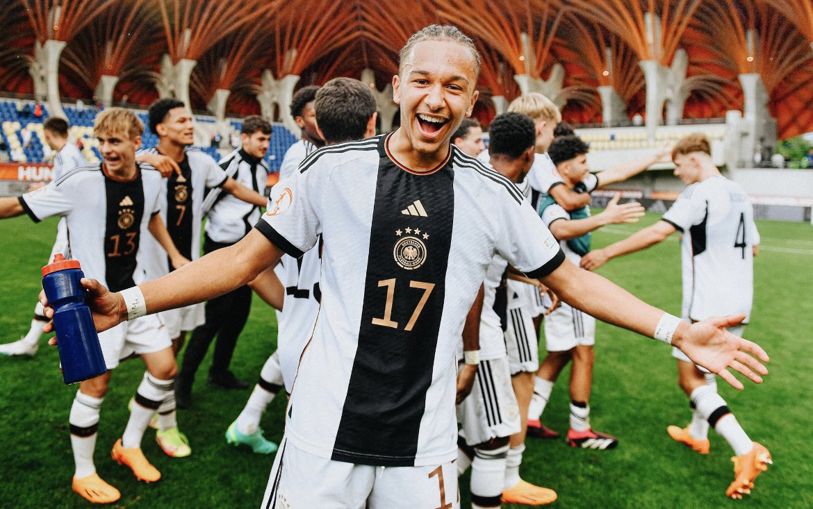 fcstpauli's tweet photo. Eric da Silva #Moreira ist frischgebackener #U17-Europameister. 🙌🏆

Gegen Finalgegner Frankreich stand unser Young Rebel in der Startelf und 75 Minuten auf dem Feld. 

Wir gratulieren zu diesem tollen Erfolg. 

#fcsp https://t.co/KRNXh3PNf8