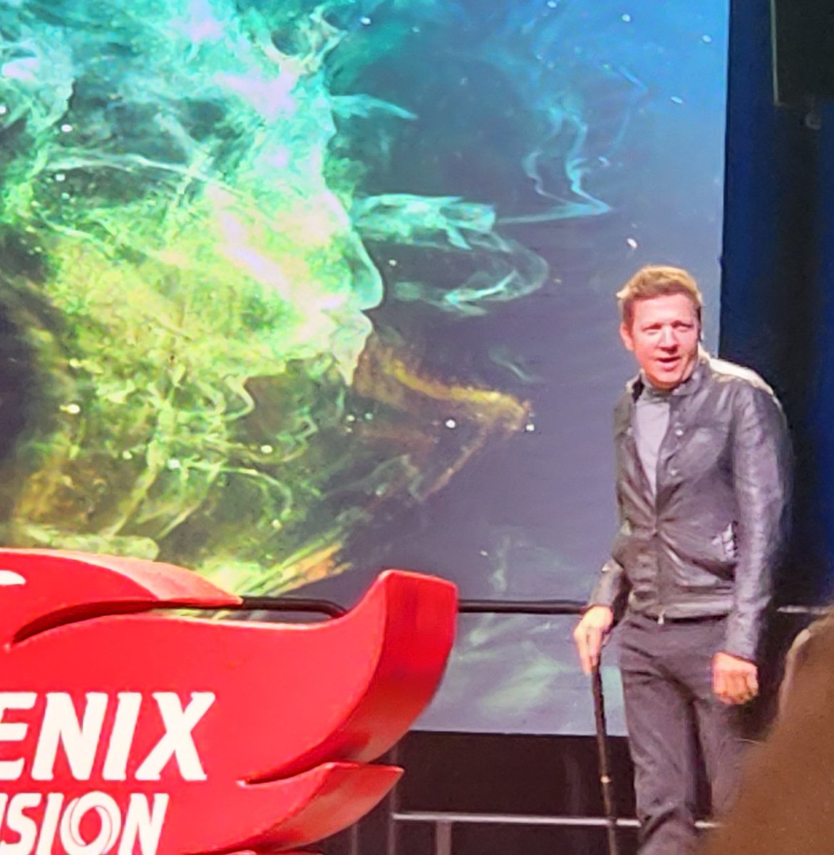ParksAndCons's tweet photo. .@JeremyRenner takes the stage to a standing ovation, for his "first big outing," at @PhxFanFusion! #PHXFanFusion #PhoenixFanFusion https://t.co/wzlAlvbNXK