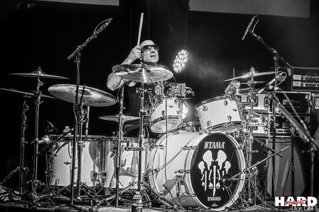 chickenfootjoe's tweet photo. Only TWO more nights remain on the European leg of the #EarthTour 🔥 Bilbao tomorrow, then we close things out in Bordeaux. Let's go out with a bang 🎸

📷: Chris Droit https://t.co/cSxQWvb9D5