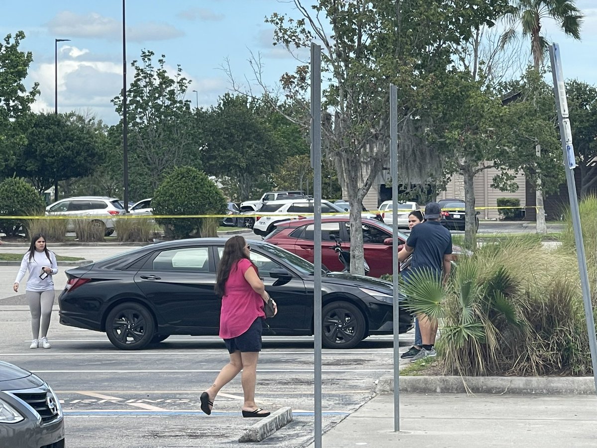 iampugaa's tweet photo. @WESH Kissimmee #Loop #Kohls was just evacuated!! https://t.co/3jUQj90CHe