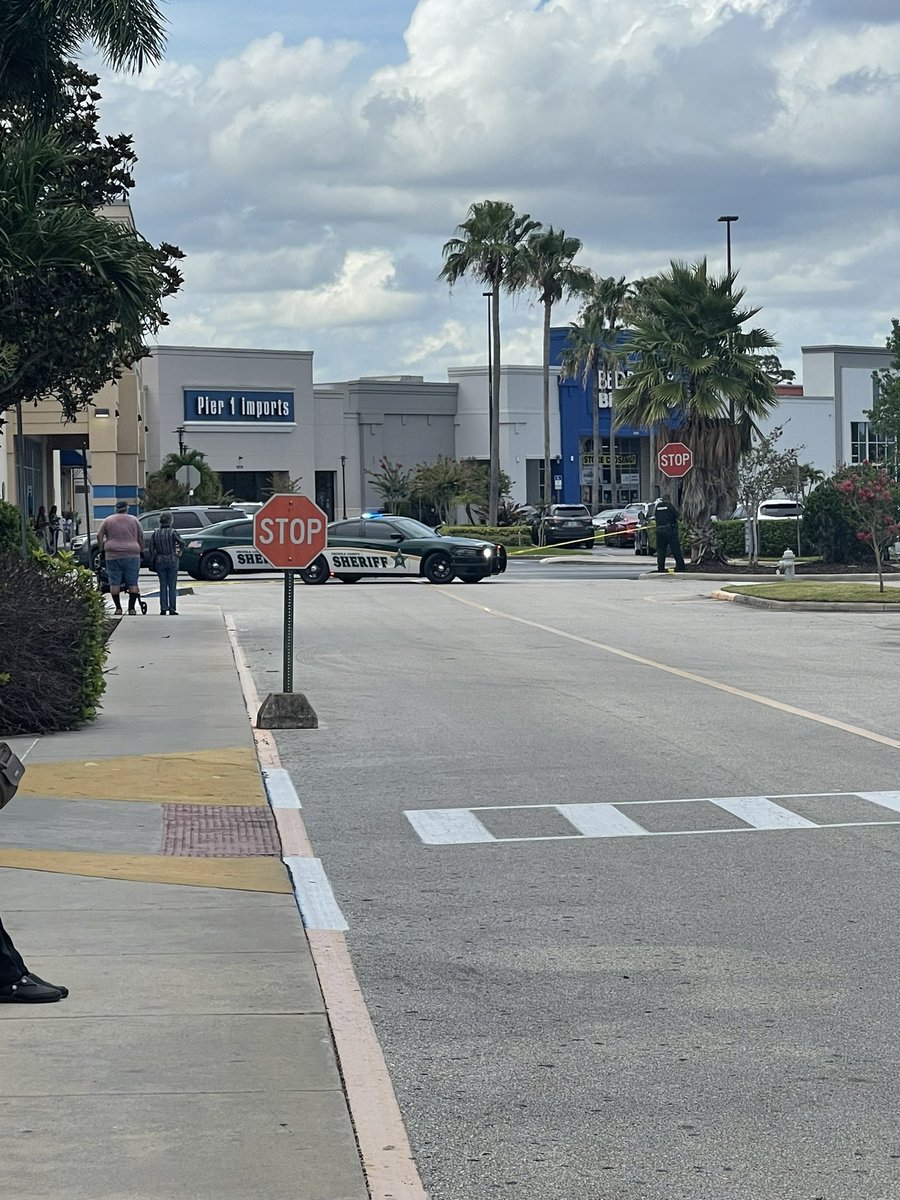 iampugaa's tweet photo. @WESH Kissimmee #Loop #Kohls was just evacuated!! https://t.co/3jUQj90CHe