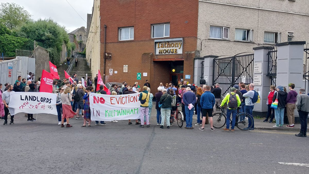 ManueRatte's tweet photo. Great show of support at Tathony House today to prevent tenants from being illegally evicted! People Power to stop Evictions! ✊ @JamesRedNetwork @cllrjohansson @pb4p @CATUInchicore #EndEvictions #HousingForAll https://t.co/4q2QIMb5Ua