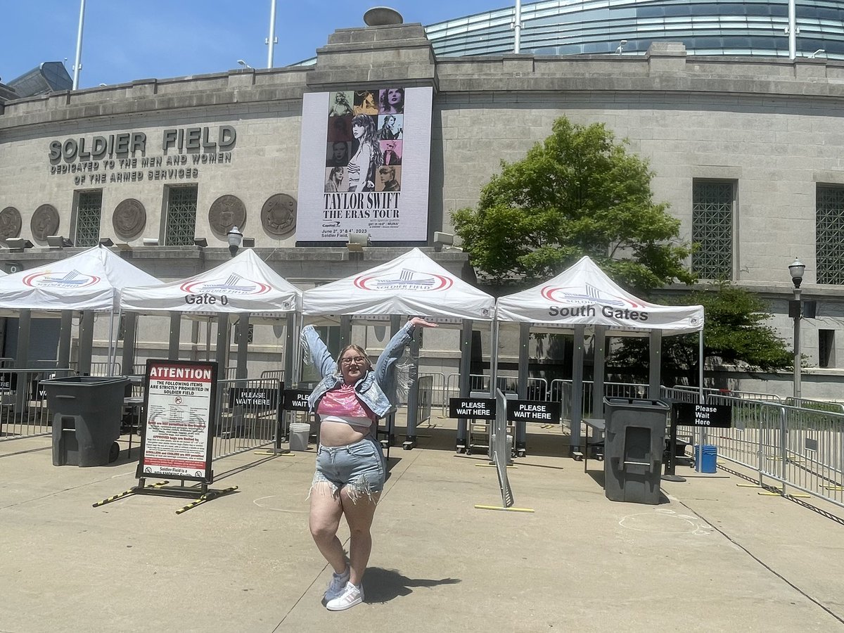 lish_56's tweet photo. @taylornation13 #ChicagoTSTheErasTour Ready for it https://t.co/8gZK5cjCBb