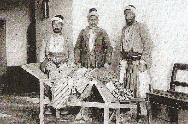 AL SANA OSMANLI!
1923'te nüfus 13 milyon civarıydı, 11 milyon kişi köyde yaşıyordu. 40 bin köy vardı,38 bininde okul yoktu. Traktör sıfırdı, karasaban'dı. Beş bin köyde sığır vebası vardı. Hayvanlar kırılıyor, insanlar kırılıyordu. 2 milyon kişi sıtma, bir milyon kişi frengiydi,+