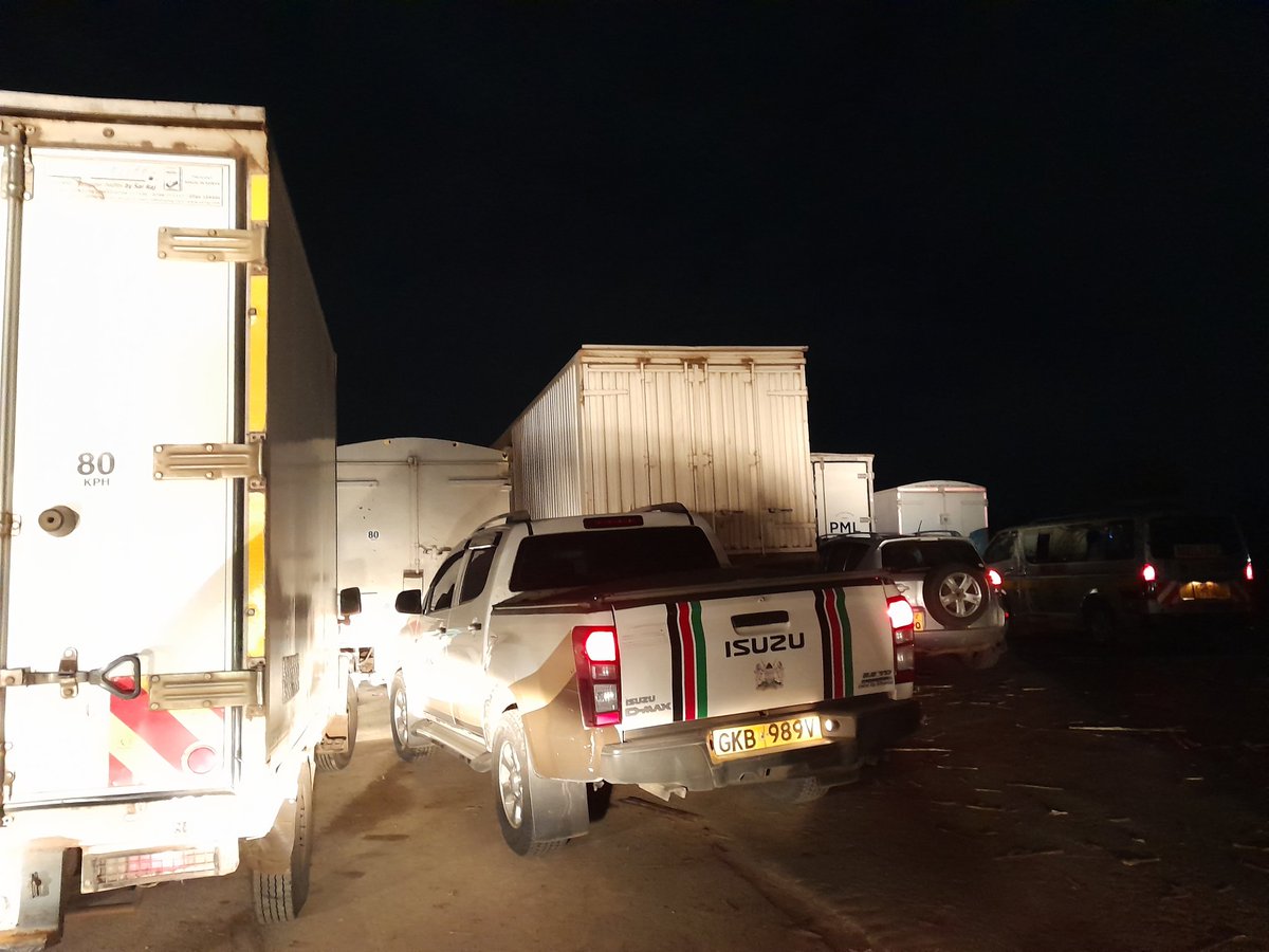 ObangeSande's tweet photo. @kot We're stuck at the Ahero/Kisii junction due to a truck that broke down and blocked the road at Ahero. I heard the announcement at 4.30 pm and surprisingly up till now it has not been removed on a highway linking Kenya and Uganda. CS Transport @kipmurkomen #asleep on job https://t.co/8Qa3J8PA8B