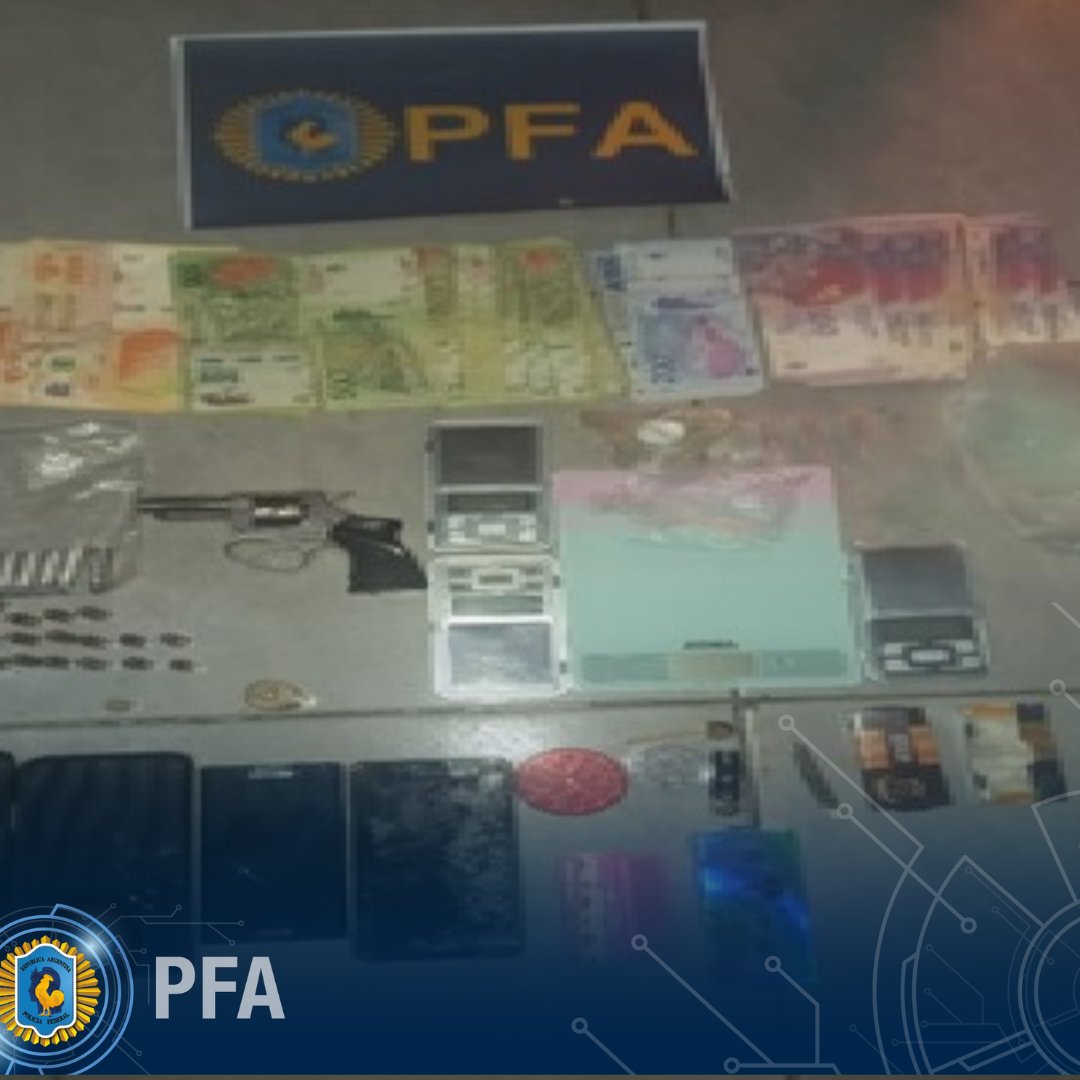 #VenadoTuerto #SantaFe | Investigamos una causa por comercialización de drogas y arrestamos a 2 personas. Secuestramos: cocaína, marihuana, teléfonos celulares 📱, armas, dinero en efectivo y material de interés para la causa. #SomosSeguridad🇦🇷