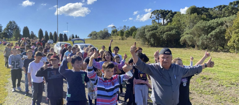 ondeir's tweet photo. Prefeito Constantino apresenta para as crianças da Escola Municipal Severino Travi novas trilhas no Parque do Palácio  https://t.co/7HGSvMmTD8 https://t.co/sABrIQrwVx