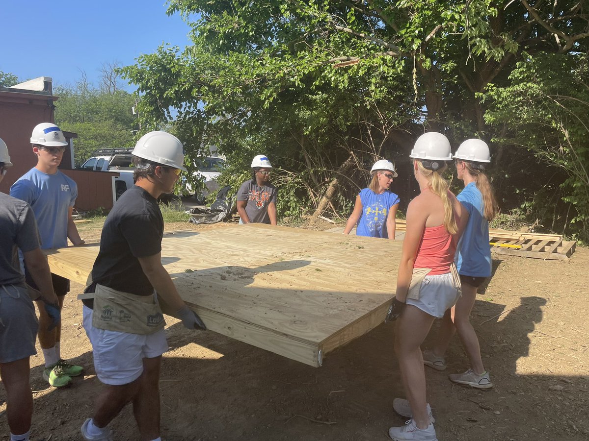 gunnlccd's tweet photo. This rockstar group of US @CountryDay students spent the first day of summer break volunteering with @HabitatCincy! We built most of a shed from the ground up and did a little painting too. #wearecountryday https://t.co/4KvuVCRiVq