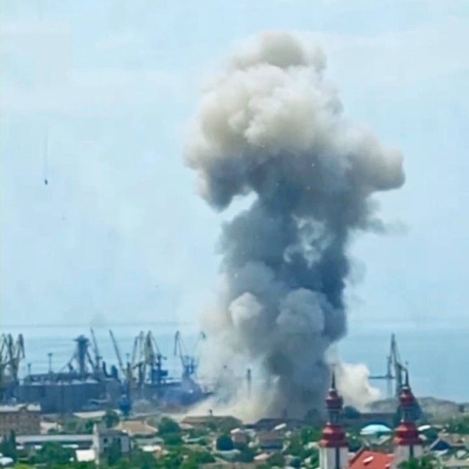 NOELreports's tweet photo. SitRep - 02/06/23 - A day of heavy hits

An overview of the daily events in the war between Russia and Ukraine. Again clashes in Bilhorod, while the Russian-controlled part of Kherson also suffered heavy attacks.

1/X https://t.co/NUIt9uWHsy