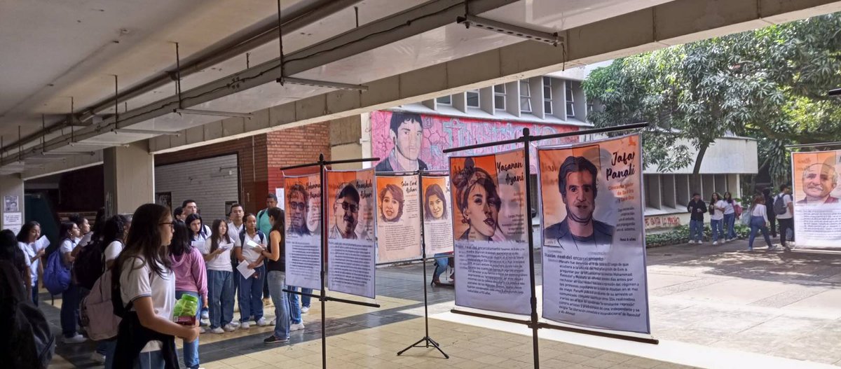 QuemarLaJaula's tweet image. Esta semana un grupo de promotores de la campaña por la libertad de los presos políticos distribuyó en la Universidad del Valle, en Cali, varios volantes llamando a parar las ejecuciones de presos políticos en Irán y presentó la exposición con los retratos de algunos de ellos.