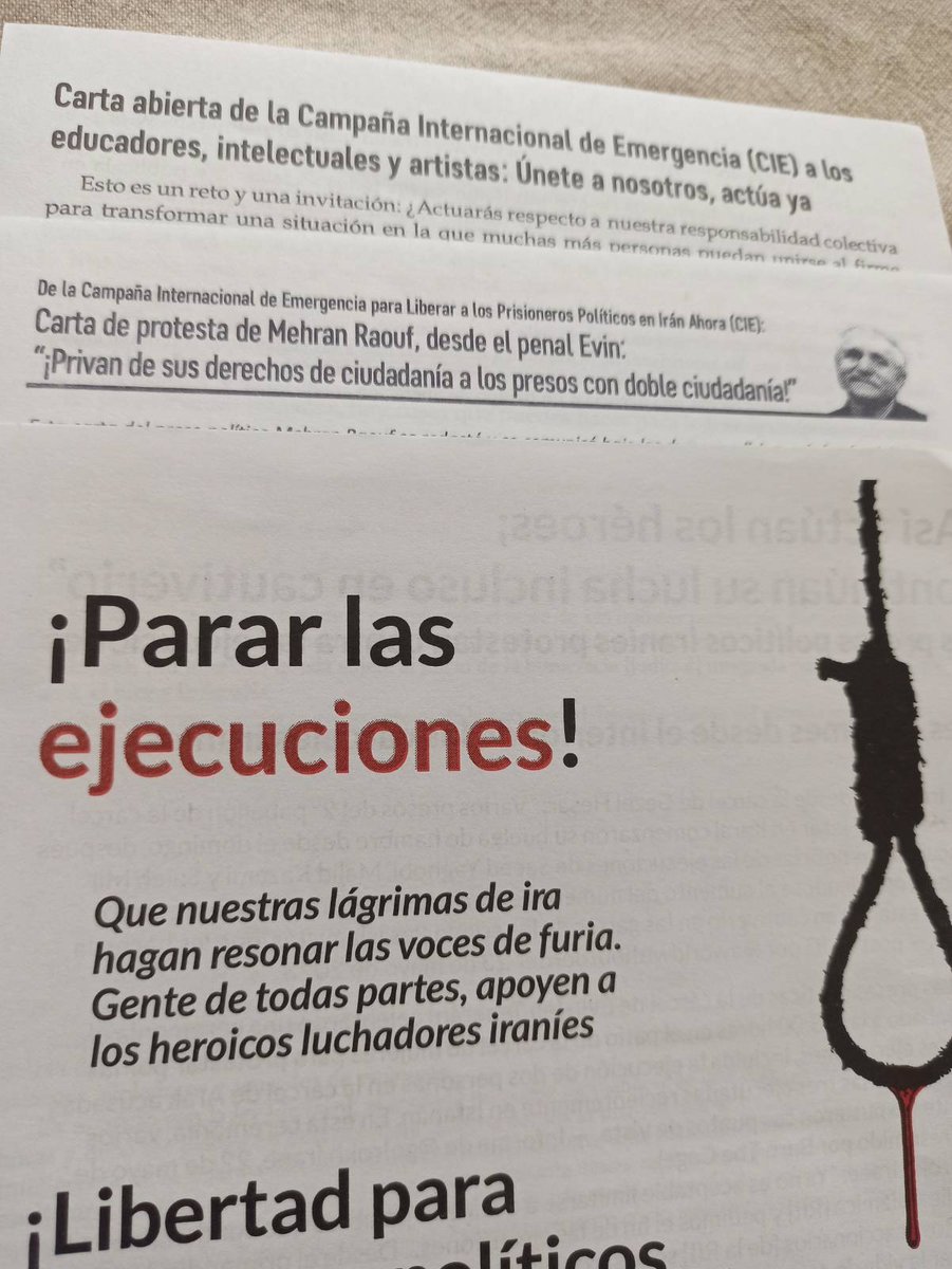 QuemarLaJaula's tweet image. Esta semana un grupo de promotores de la campaña por la libertad de los presos políticos distribuyó en la Universidad del Valle, en Cali, varios volantes llamando a parar las ejecuciones de presos políticos en Irán y presentó la exposición con los retratos de algunos de ellos.