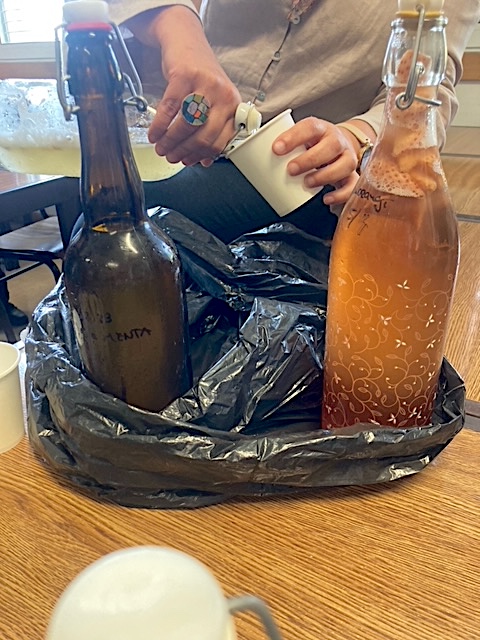 anobre1's tweet photo. 🍾
Hoje foi dia de abrir e beber as kombuchas que fizemos nas aulas de Fisiologia Microbiana e estão todas aprovadas. Temos mais umas dezenas de convertidos a esta bebida milenar. A acompanhar ainda houve pãezinhos de oregãos feitos por uma aluna aplicando mais conhecimentos 1/2 https://t.co/FGjyIqcWy2