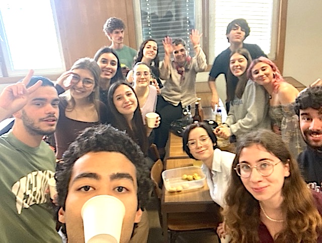 anobre1's tweet photo. 🍾
Hoje foi dia de abrir e beber as kombuchas que fizemos nas aulas de Fisiologia Microbiana e estão todas aprovadas. Temos mais umas dezenas de convertidos a esta bebida milenar. A acompanhar ainda houve pãezinhos de oregãos feitos por uma aluna aplicando mais conhecimentos 1/2 https://t.co/FGjyIqcWy2