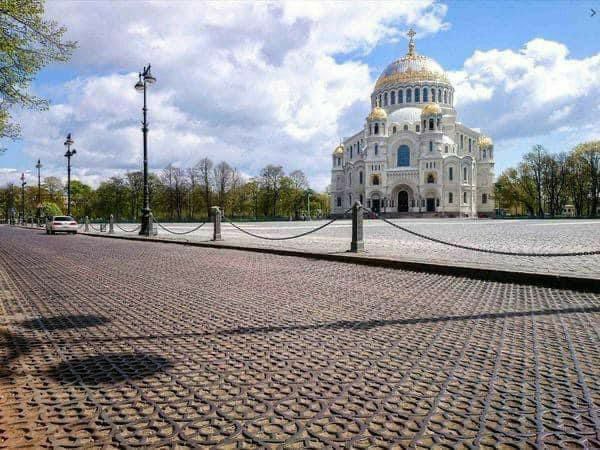 Stephan95105295's tweet photo. Des ouvriers ont enlevé l'asphalte en Russie et ont trouvé cette mystérieuse "route" en métal. 

Vous savez qu'ils ont toujours une explication fantaisiste pour façonner votre perception de la façon dont nous étions primitifs. 

Bon vieux temps.

Sarcasme mis à part, https://t.co/QgQAdIjzLD