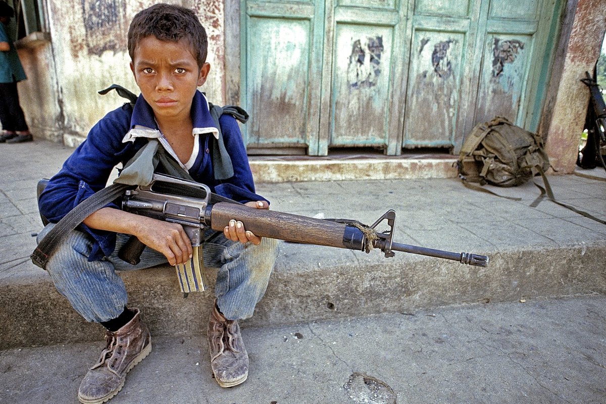 Guerrillero FMLN, 12 años,
El Salvador, 1989.
Se unió a los rebeldes
después presenciando soldados
asesinar a sus padres.
📷 Scott Wallace
#ResistenciaNoEsTerrorismo
#NuestraLuchaEsPorLaVida