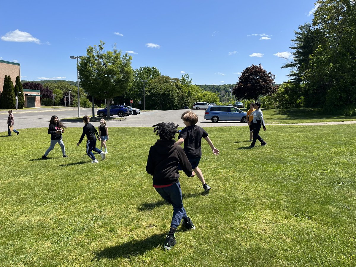 Sunshine, snack time, fresh air and a little exercise makes for a healthy kid🏃🏼‍♀️🏃🏻‍♂️