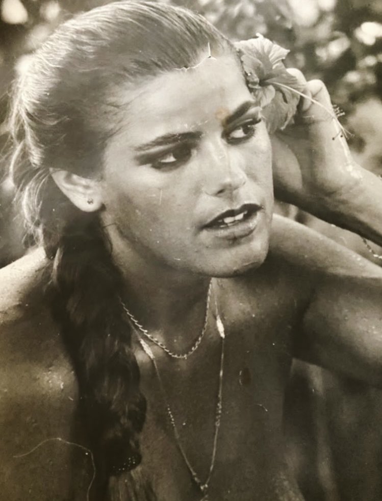 briq96867's tweet photo. The teen years….island life 🏝️ 🌺 😎 #fbf #Tahitianlife #islandgirl https://t.co/MtVHns514a