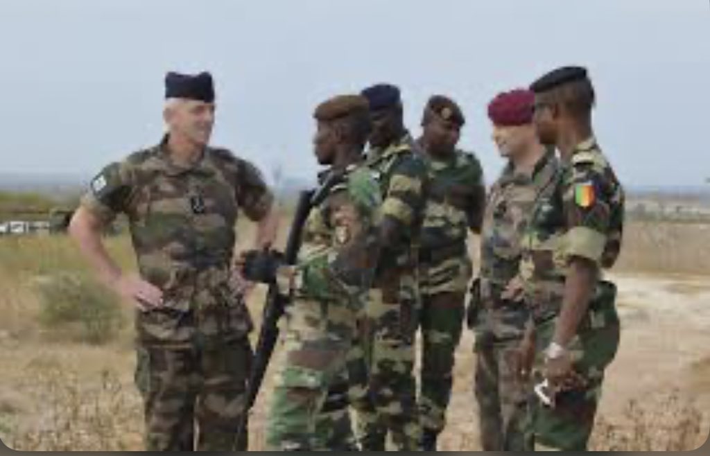 URGENT 🚨 #Sénégal 🇸🇳, Selon des sources présidentielles, des officiers militaires français auraient tenu des réunions avec Macky Sall pour lui proposer plusieurs plans, notamment un plan d'exfiltration vers Paris en cas d'envahissement du palais présidentiel par le peuple