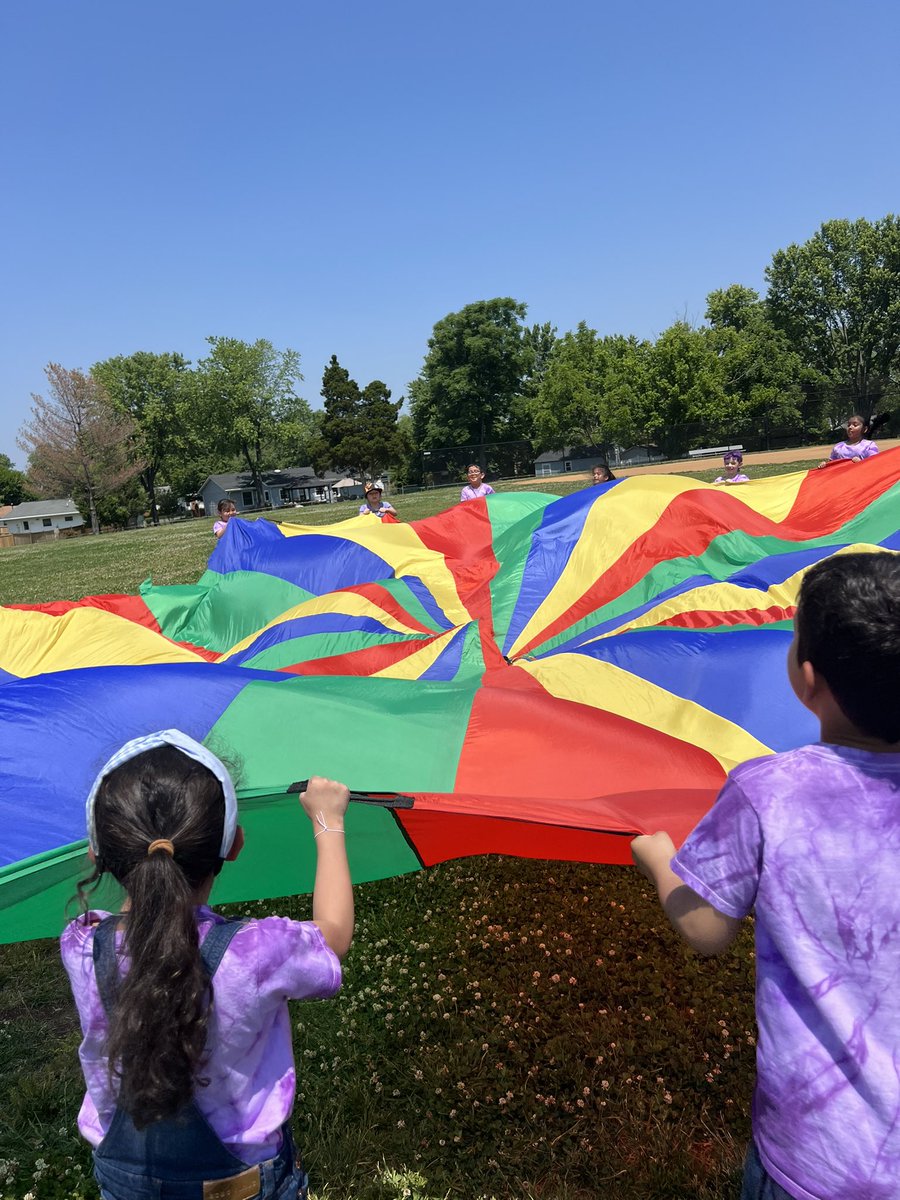 mskellyMEA's tweet photo. Field Day FUN! Thanks to our amazing P.E. teachers for an awesome day! ☀️ @GuilfordEle @Active_Gilly https://t.co/3JVNyEdU0i