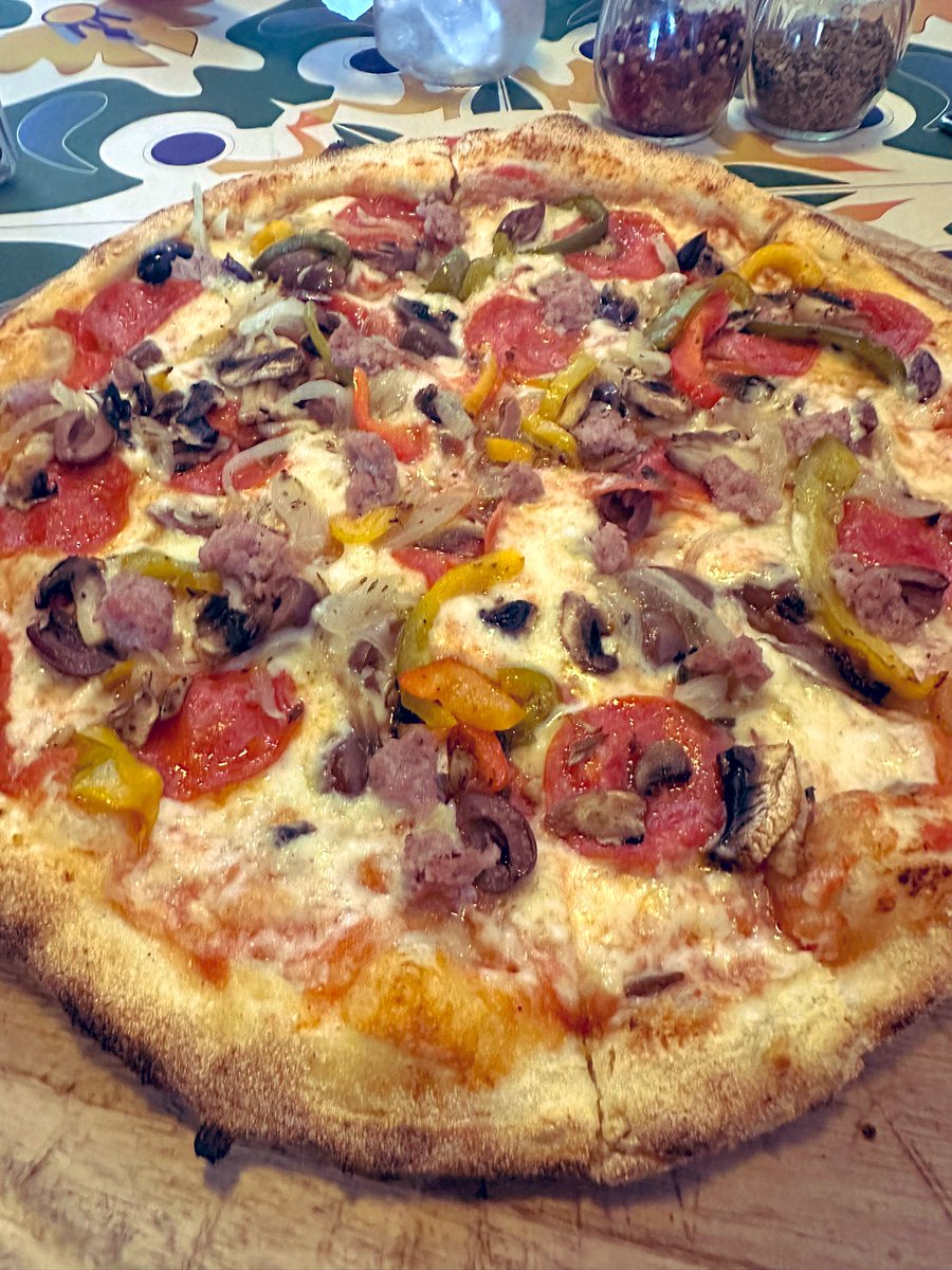 titomelillo79's tweet photo. No había tenido el gusto #KATANE que buena pizza 🍕 combinación para mi y el kid su acostumbrada pizza de jamón 10/10 https://t.co/gaMKA2AYNi