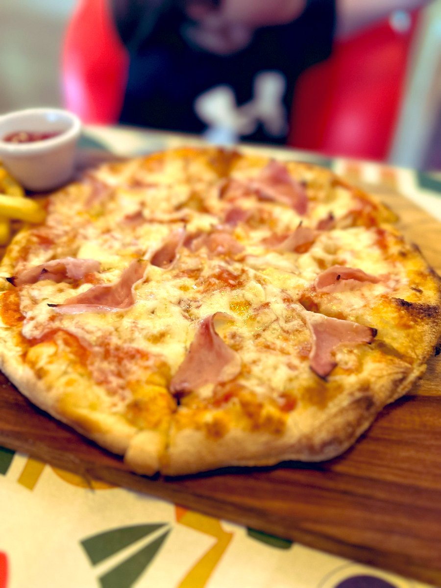 titomelillo79's tweet photo. No había tenido el gusto #KATANE que buena pizza 🍕 combinación para mi y el kid su acostumbrada pizza de jamón 10/10 https://t.co/gaMKA2AYNi