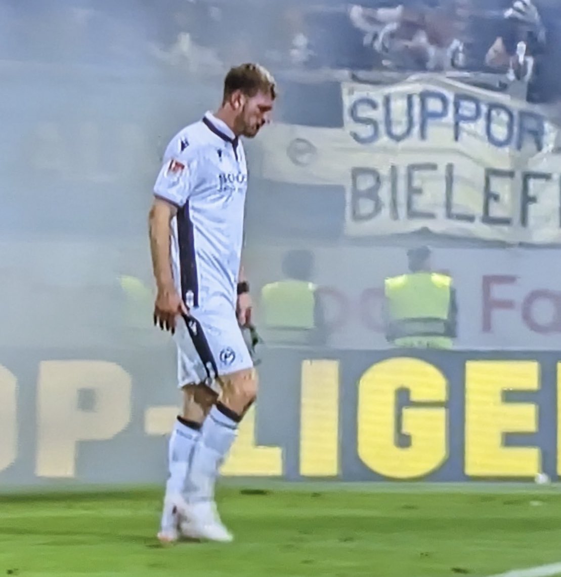 M_LenaC's tweet photo. Ein Mann.
Eine Legende.
Baut ihm bloss ein Denkmal auf der Alm! #WIEDSC #FabianKlos https://t.co/jkiLIo0VGr