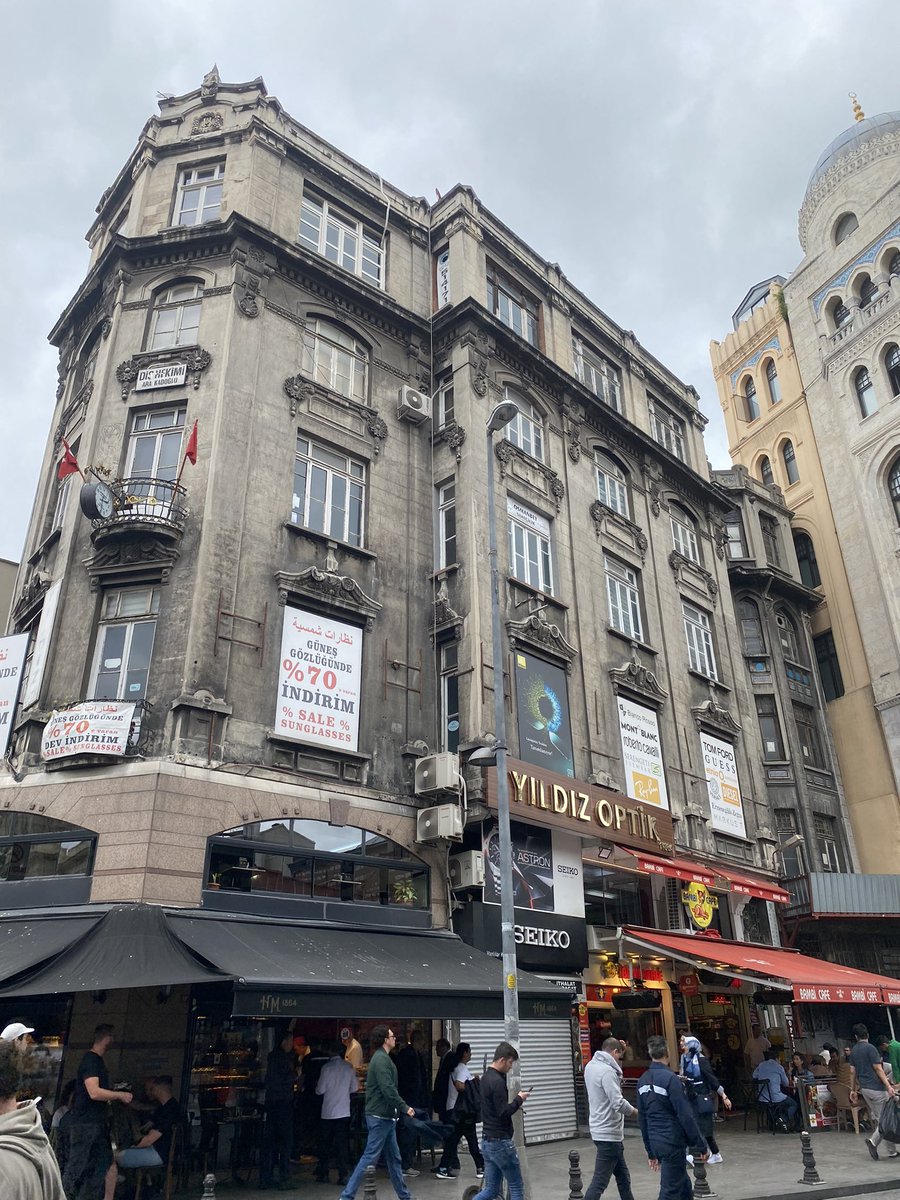 Gamzedenizc's tweet photo. İstanbul’un güzel binalarının göze hitap etmeyen tabelaları!
Tarihi binalarda böylesine çirkin tabelaları ve afişleri görmeyelim lütfen @IBBcozummerkezi @kultur_istanbul @IbbMiras @ekrem_imamoglu @ibbneyapti https://t.co/XZq7OcRxec