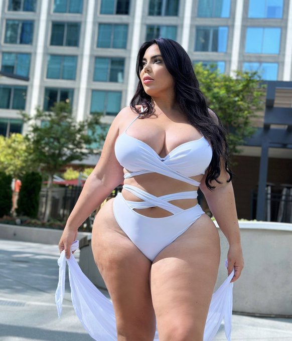 Do you like my swimsuit? https://t.co/IIYHWi82VV