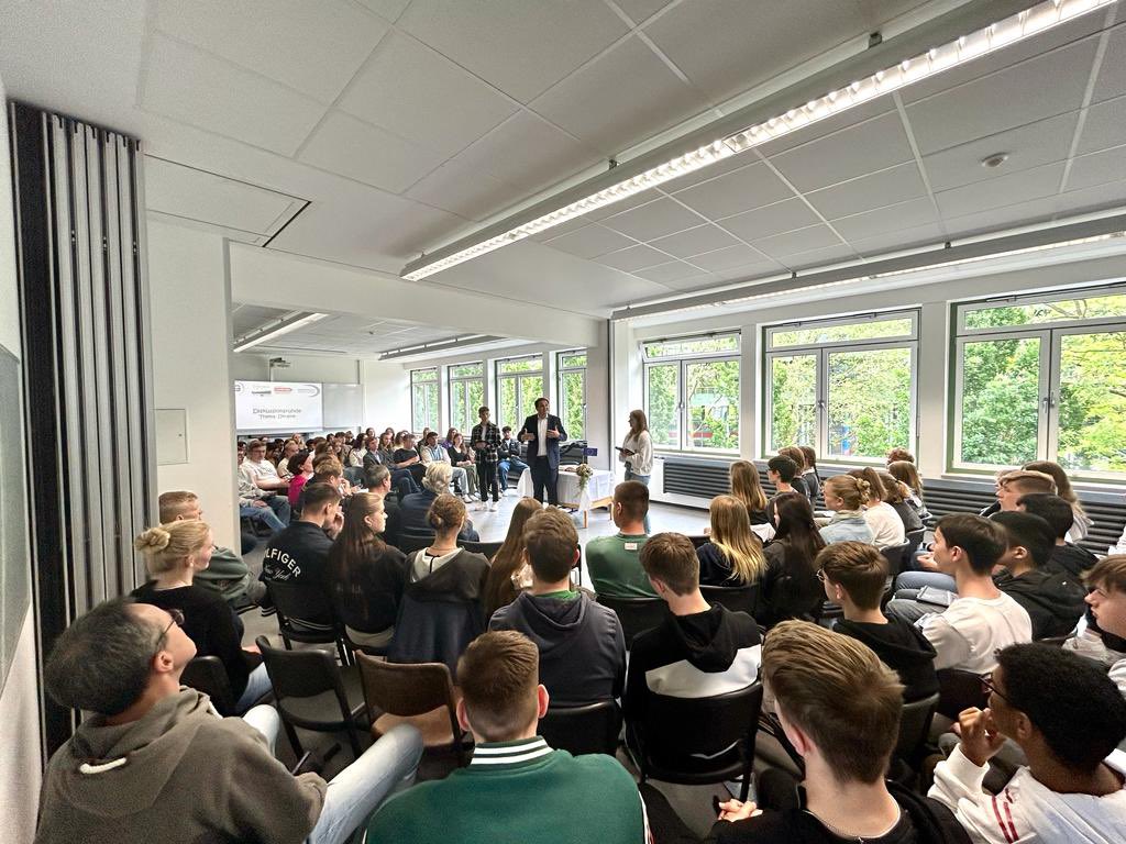 mbeimnrw's tweet photo. Minister @n_liminski zu Besuch beim Mariengymnasium der @StadtBocholt: „Biologie-Unterricht auf Englisch, Austauschprogramme in Italien oder Praktika in den Niederlanden - Die #Europaschule in #Bocholt zeigt durch ihr beeindruckendes Engagement, welche Chancen Europa bietet.“ https://t.co/BWzuazjHzW
