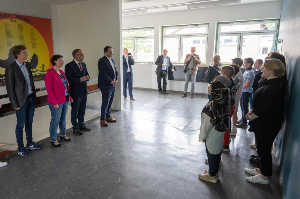 mbeimnrw's tweet photo. Minister @n_liminski zu Besuch beim Mariengymnasium der @StadtBocholt: „Biologie-Unterricht auf Englisch, Austauschprogramme in Italien oder Praktika in den Niederlanden - Die #Europaschule in #Bocholt zeigt durch ihr beeindruckendes Engagement, welche Chancen Europa bietet.“ https://t.co/BWzuazjHzW