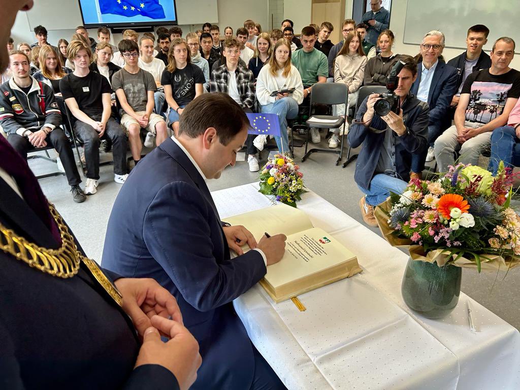 mbeimnrw's tweet photo. Minister @n_liminski zu Besuch beim Mariengymnasium der @StadtBocholt: „Biologie-Unterricht auf Englisch, Austauschprogramme in Italien oder Praktika in den Niederlanden - Die #Europaschule in #Bocholt zeigt durch ihr beeindruckendes Engagement, welche Chancen Europa bietet.“ https://t.co/BWzuazjHzW
