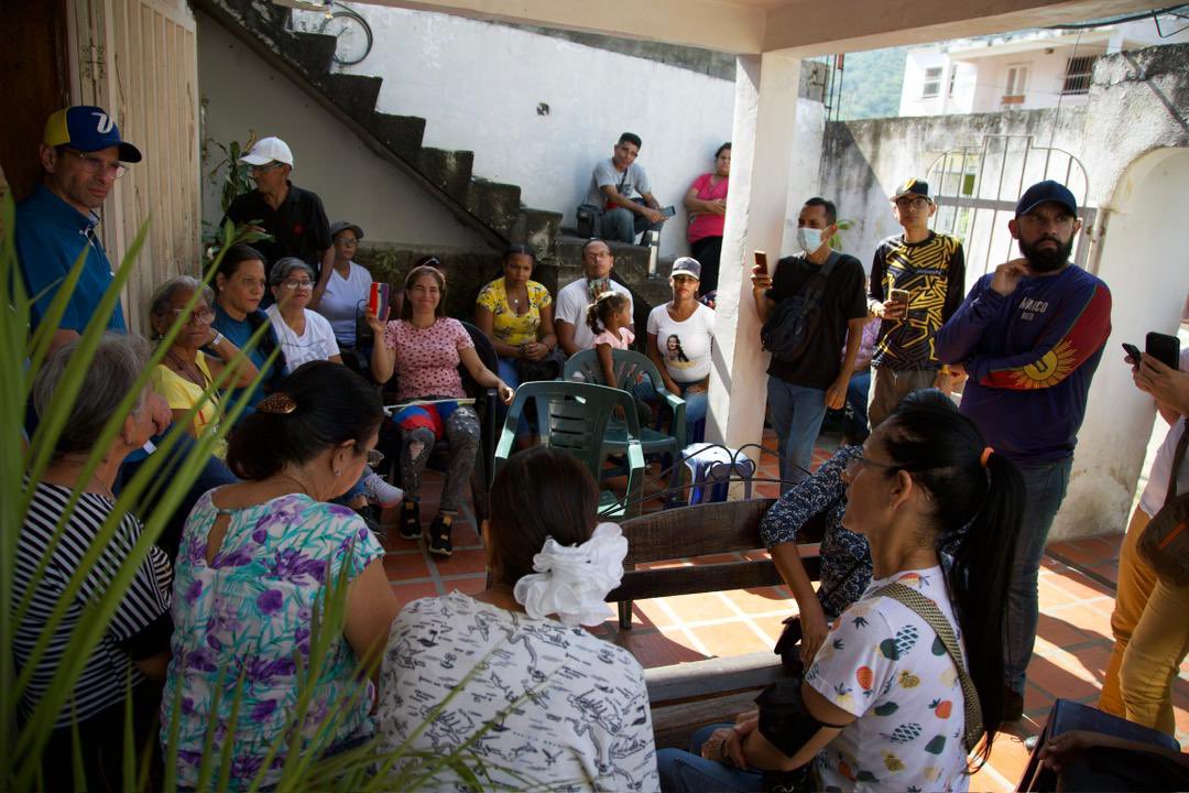 hcapriles's tweet photo. Más temprano estuvimos encontrándonos con la dirigencia local de Carabobo y con nuestra querida Yusmin. La dirigencia es parte fundamental del movimiento #LaVenezuelaDelEncuentro

Con organización y trabajo, cambiaremos el rumbo de nuestra amada Venezuela. https://t.co/KKLBKGLN6l