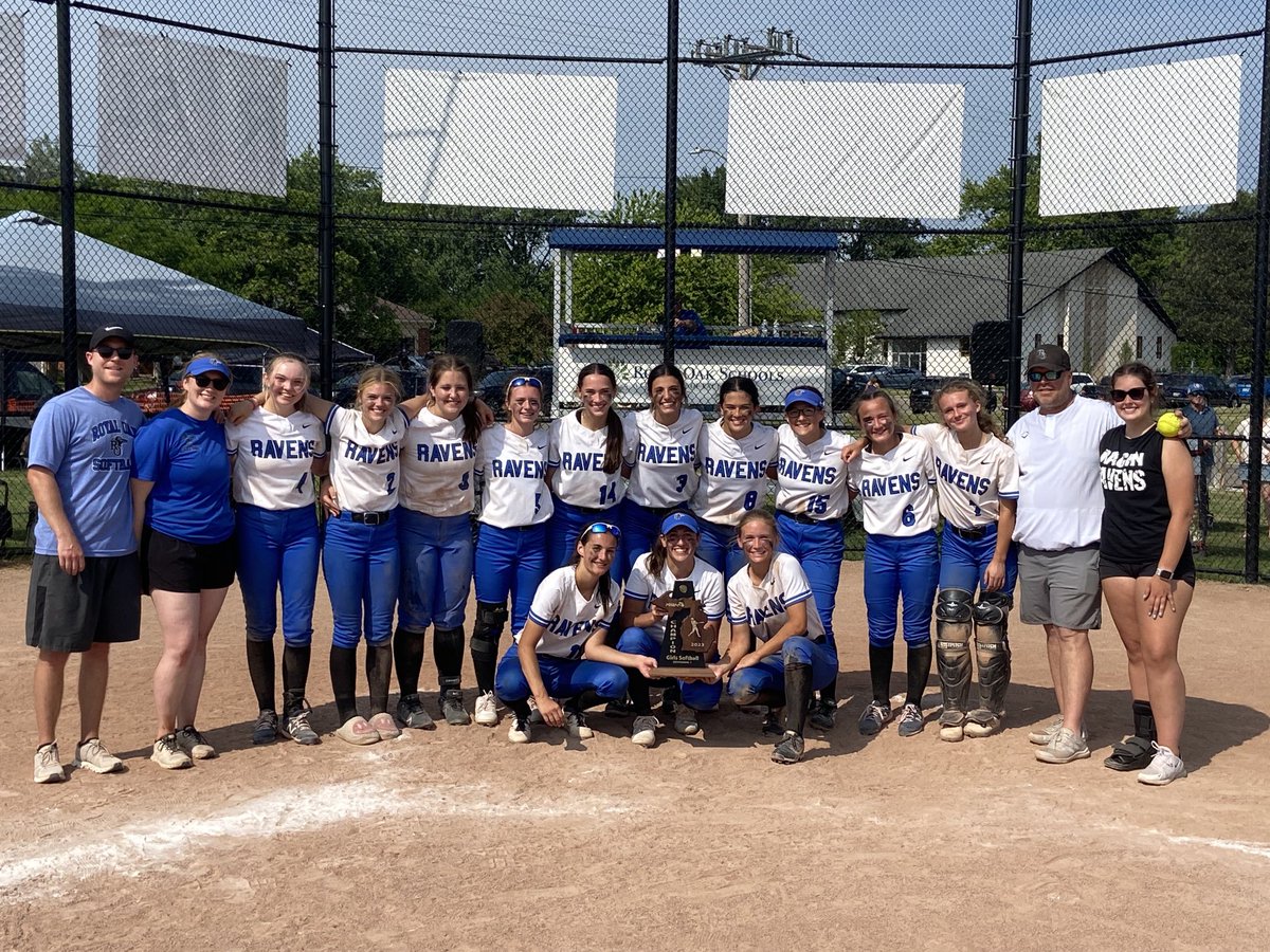 ROHSAthletics's tweet photo. Congratulations to Royal Oak softball on winning the District Championship ⁦@MHSAA⁩ ⁦@MIPrepZone⁩ ⁦@royaloakschools⁩ ⁦@RO_Softball⁩ https://t.co/4wiJa89vGi