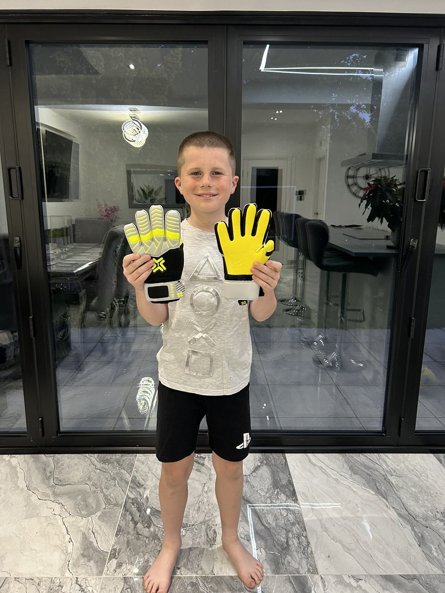 Thanks for Riley’s free gloves <a href="/SOLO_GK_/">SOLO-GK-</a> he’s made up.