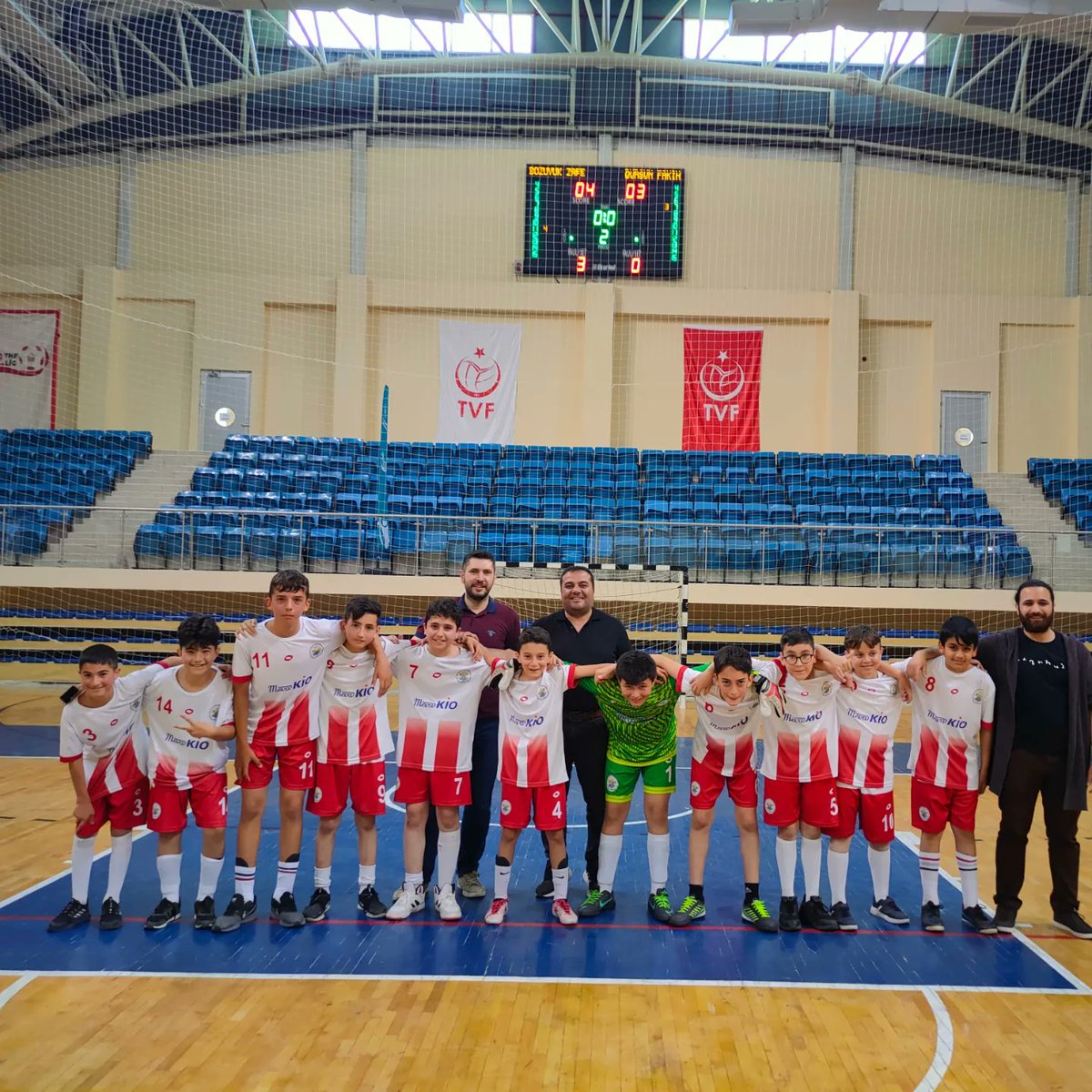 ÜST ÜSTE !
"BİLECİK İL İKİNCİLİĞİ"
Tebrikler çocuklar.
Okul Sporları Futsal İl İkinciliğinde ikinci yılda da sevinen ve sevindiren çocuklar!
Okul WebHaber için lütfen tıklayınız...

pazaryeriiho.meb.k12.tr/icerikler/futs…