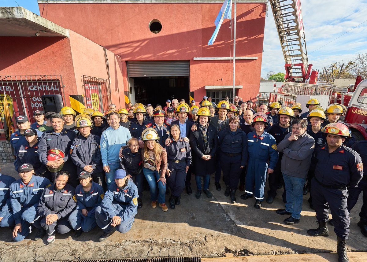 BuccaBali's tweet photo. En el día nacional del Bombero Voluntario junto a @wadodecorrido , @gustavomenendez y @KarinaMenendez0  visitamos el cuartel de Merlo, escuchamos con atención y repasamos beneficios de la ley de fortalecimiento de @bomberosRA !👨‍🚒👩‍🚒 https://t.co/z1VTfnh1N1