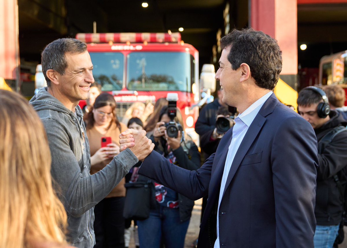 BuccaBali's tweet photo. En el día nacional del Bombero Voluntario junto a @wadodecorrido , @gustavomenendez y @KarinaMenendez0  visitamos el cuartel de Merlo, escuchamos con atención y repasamos beneficios de la ley de fortalecimiento de @bomberosRA !👨‍🚒👩‍🚒 https://t.co/z1VTfnh1N1