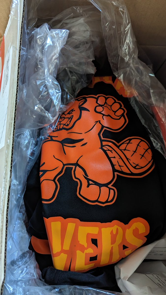 jvoss27's tweet photo. @MuscularBeavers Jimmy no sleeves might still be sitting on these from the season that nvr was https://t.co/rGHsc9gx33