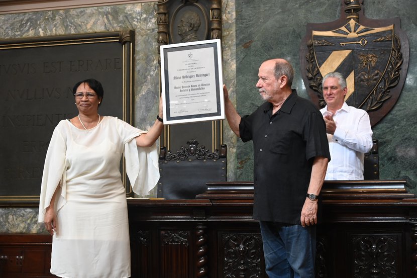 PartidoPCC's tweet photo. #Cuba Silvio Rodríguez: Doctor Honoris Causa de la Universidad de La Habana en nombre de la trova cubana de todos los tiempos https://t.co/EUaLrcUovn https://t.co/VBOIDruTe7