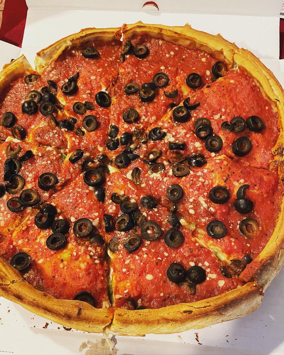 CFoodwaves's tweet photo. Deep dish pizza takeout means I can enjoy all this at home! #deepdishpizza #giordanos #pizza #columbus #ohio #food #foodie #foodphotography #foodblogger #beer #hazyipa #rheingeistbrewery #eatlocal #supportlocal #communityfoodwaves https://t.co/7QLjPiMSGT