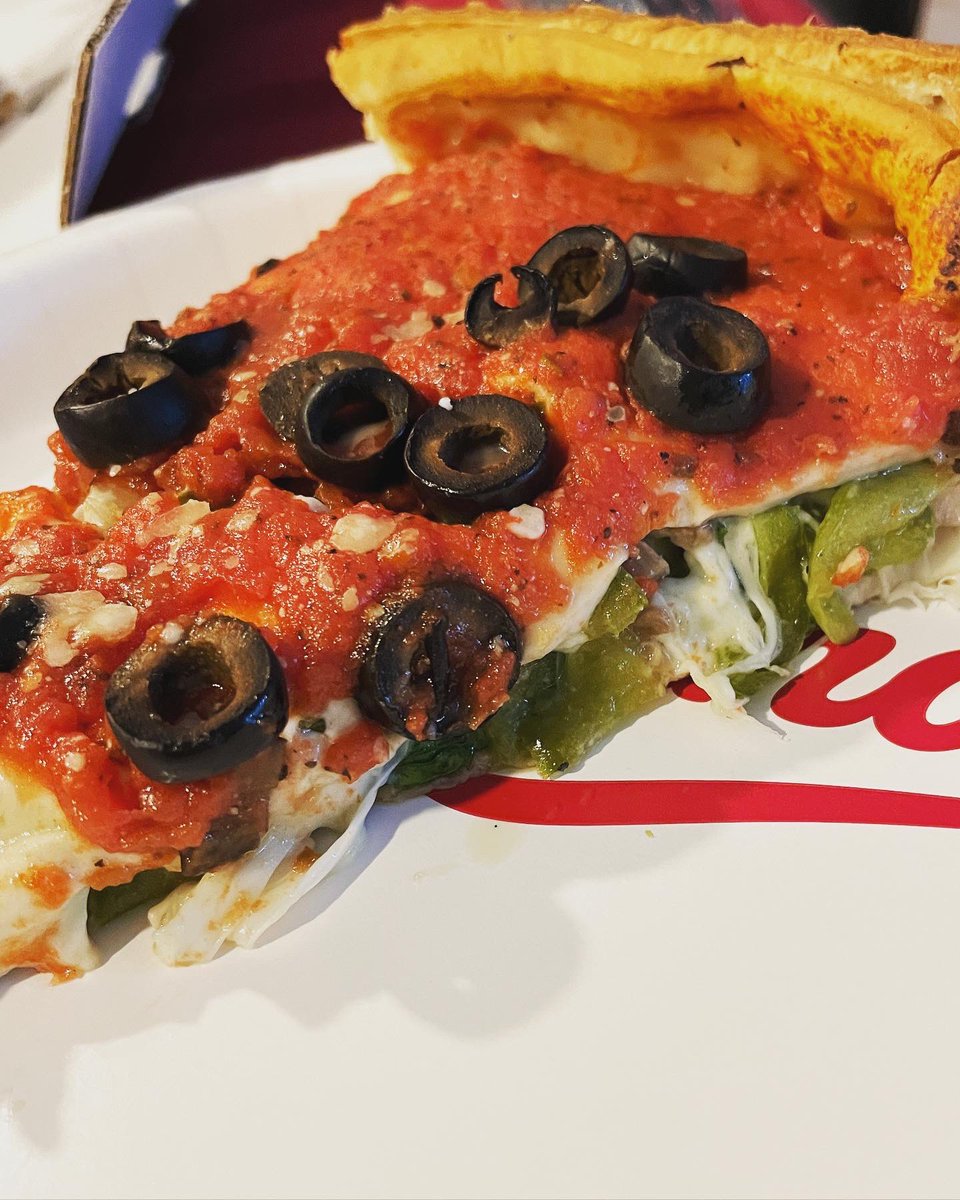 CFoodwaves's tweet photo. Deep dish pizza takeout means I can enjoy all this at home! #deepdishpizza #giordanos #pizza #columbus #ohio #food #foodie #foodphotography #foodblogger #beer #hazyipa #rheingeistbrewery #eatlocal #supportlocal #communityfoodwaves https://t.co/7QLjPiMSGT