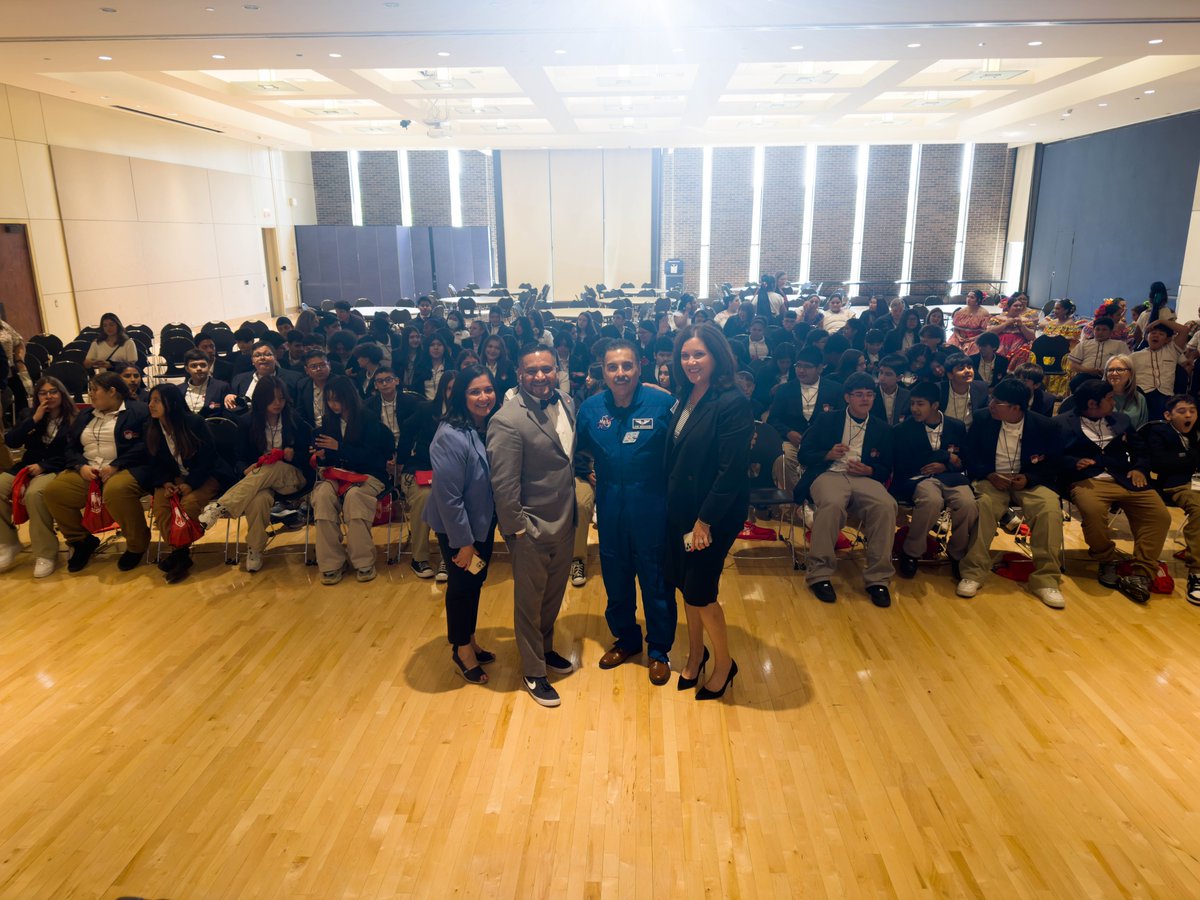 Our FIRST @WeGoD33 @latinosinacti0n leadership conference at @UICnews ! Thank you so much to @kdavissa , @TrejoCarbajal, @YoSoyLaLay, @DrChristieLMS, the board of education, @Je7yruso, and everyone else that helped make this amazing event happen! #LIA #famiLIA #igniteLMS⚡️