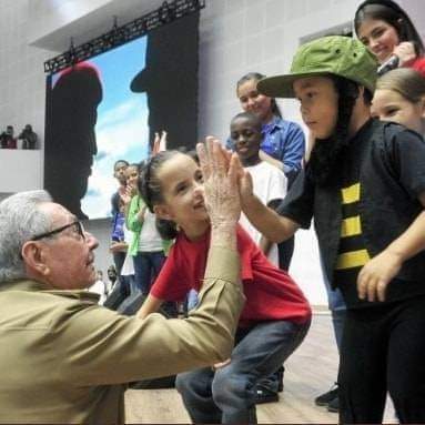 Siempre dando y recibiendo amor felicidades General de Ejército en su 92 cumpleaños que estará celebrando este #3DeJunio el pueblo de #Cuba y los amigos en otras partes del mundo lo festejan