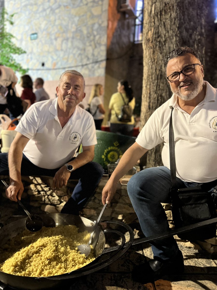 AytoArchena's tweet photo. ➕6️⃣0️⃣0️⃣0️⃣personas participan en la 𝒏𝒐𝒄𝒉𝒆 𝒎𝒊𝒈𝒖𝒆𝒓𝒂 de #Morosycristianos de #Archena con más de 200 peñas inscritas. 

🗨️ @Patriciaflopez : "esta noche se ha convertido en un referente regional de nuestras fiestas". https://t.co/pN5E79moMZ