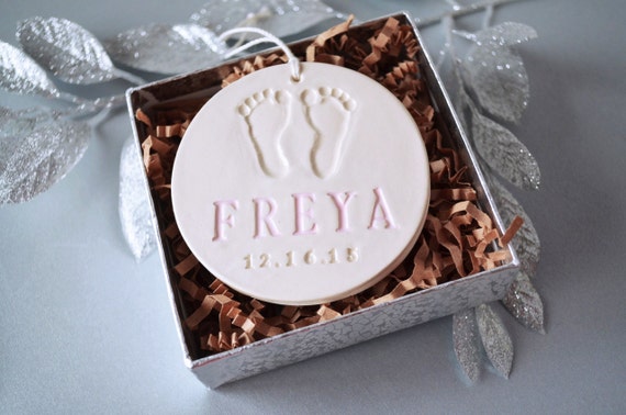 BravoBride's tweet photo. Baby's First Christmas Ornament - With Footprint https://t.co/JGdC9JxkqO #babyfirstchristmas #firstchristmas #firstornament #babygift @etsymktgtool https://t.co/EJCnRtomiU