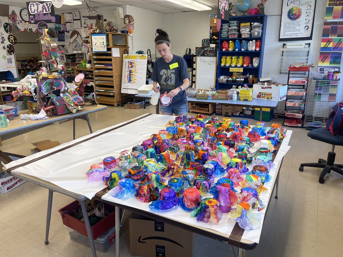 It was a great field day at Falls-Lenox today! Thanks so much to all of the parents who gave their time to help out and the pta! <a href="/FLBulldogs/">Falls-Lenox Primary School</a> <a href="/FLECCPTA/">Falls-Lenox / Early Childhood Center PTA</a>