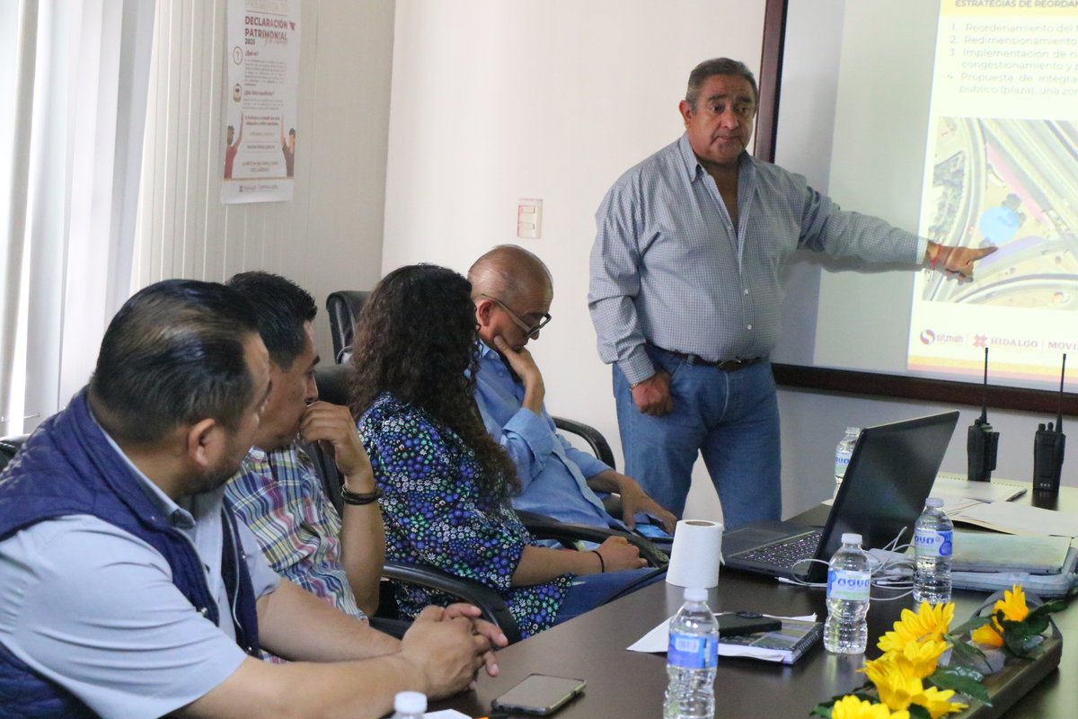 MovilidadHgo's tweet photo. El trabajo colaborativo permite conocer la situación de las personas desde diferentes perspectivas, lo que responderá de manera eficiente a las necesidades de peatones, ciclistas y conductores de la zona.
¡En equipo #HidalgoSeTransforma!
#MovilidadDigna https://t.co/3RyH41pCy4