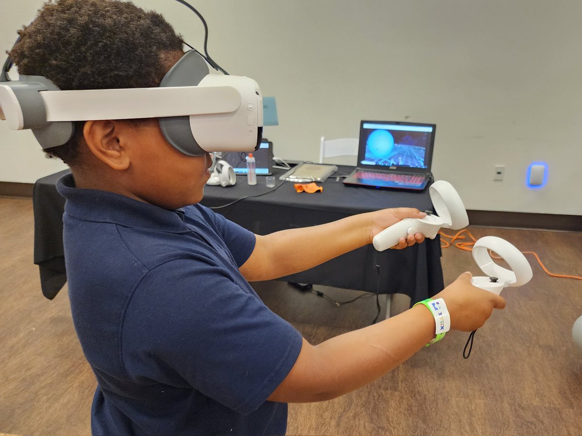 The greatest reward for our work is to see students who master our #VR experiences in no time. Fascinating young crowd at #STEAMFest #GreenSTEAM in LA. Big shout-out to our friends at <a href="/nycmedialab/">NYC Media Lab</a> for making it happen.