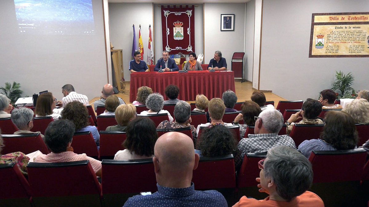 bibliotorde's tweet photo. Interesantísima charla coloquio sobre #cine y #literatura con el premiado director de cine, profesor y guionista tordesillano Francisco Hervada #franhervada @franhervada, Pablo Toribio, Jesús Salviejo.

#bibliotecadetordesillas #bibliotecatordesillas
#cineyliteratura
#Tordesillas https://t.co/x4WdFDON5e