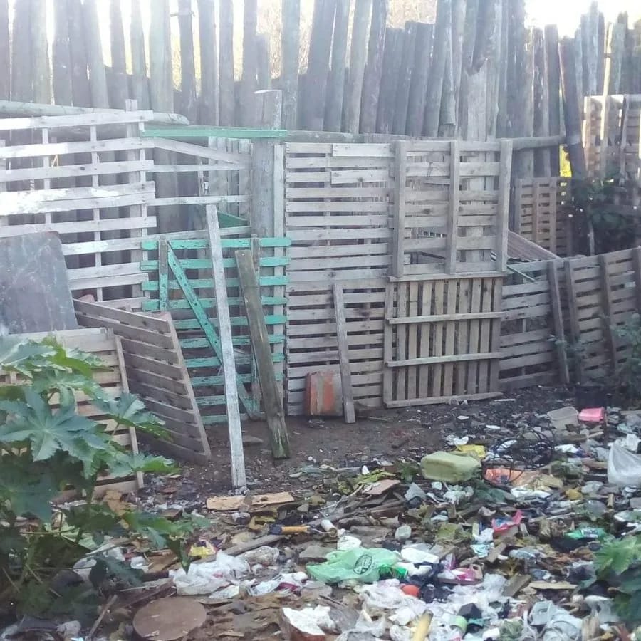 Se encontró un lugar que está lleno galgos, dogos, pitbull y otros, zona Tigre. Algunos están moribundos, cachorros  muertos y vivos. Este lugar actúa de criadero pero no vive nadie, va una persona cada tanto q dice ser la dueña. 
1140866811